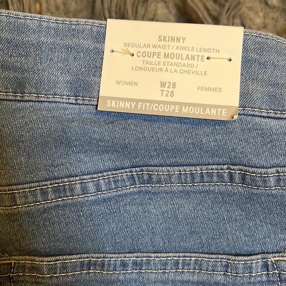 Light denim jeans (little stretch) *NEVER WORN* - Picture 2 of 3